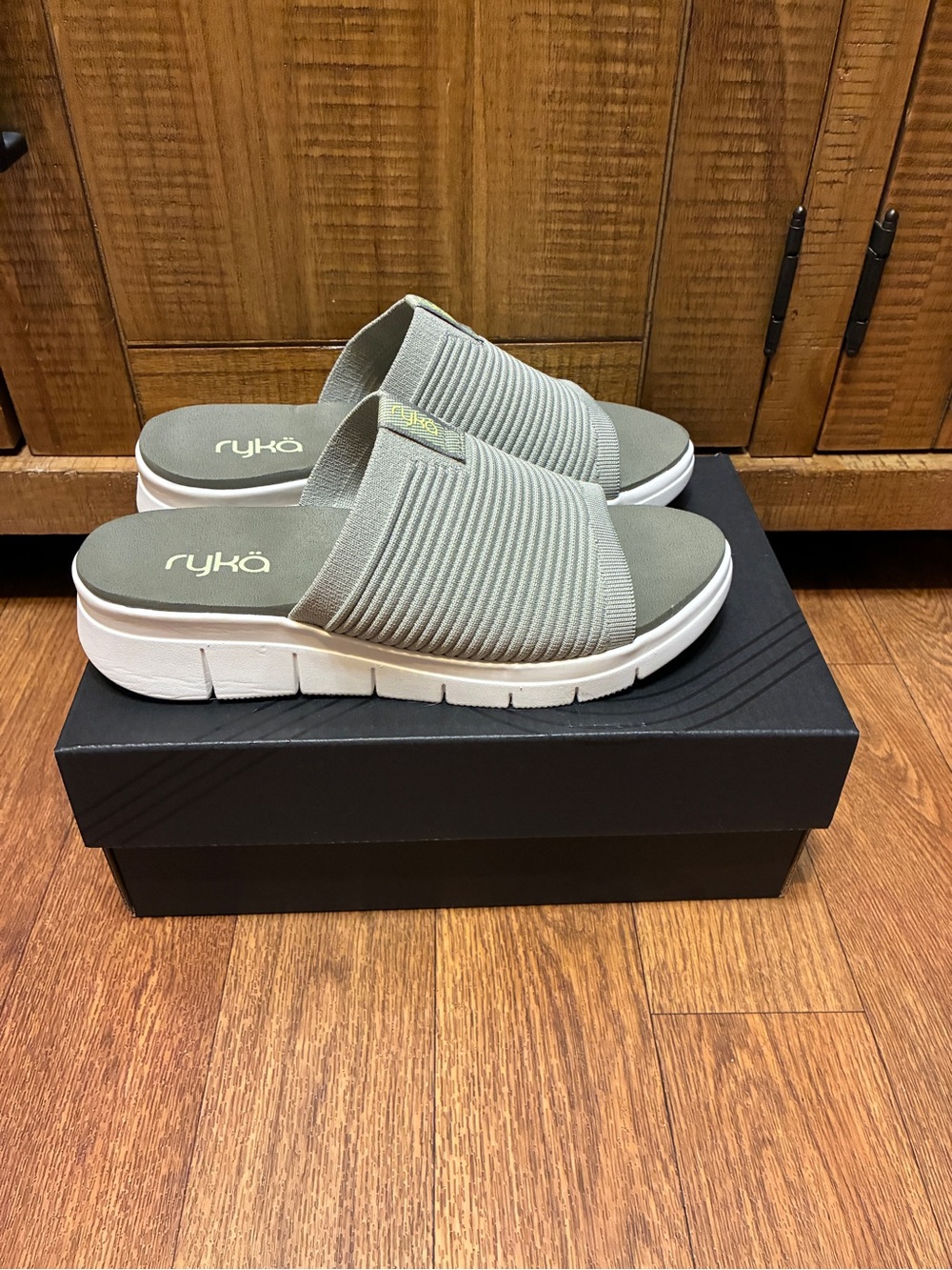Women’s Ryka Epic Slide Sandals in Abbey Green Size 6 NWT - Picture 3 of 10